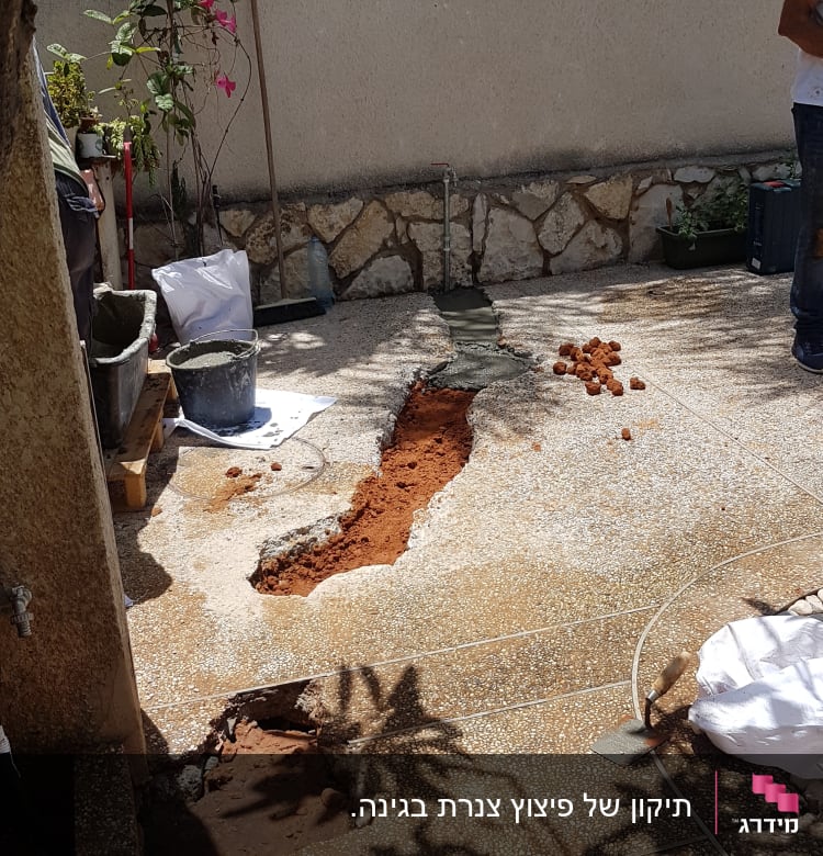 חפירה ברצפה עם כלי עבודה וצינורות